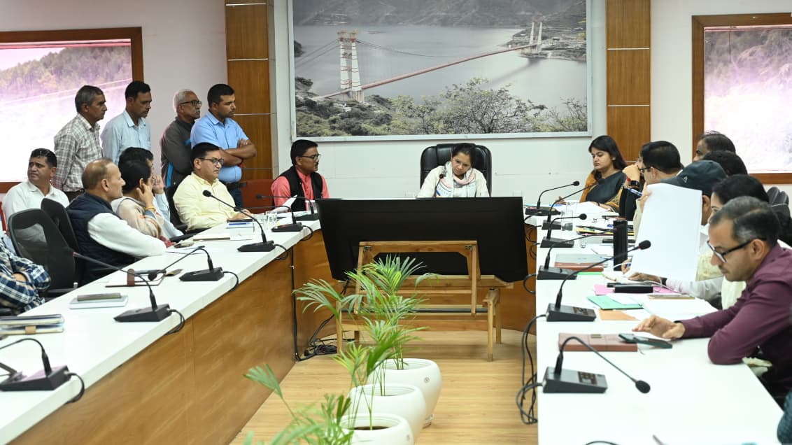 जिलाधिकारी नितिका खण्डेलवाल ने जनता दरबार में सुनी जनसमस्याएं, समयबद्ध निस्तारण के निर्देश