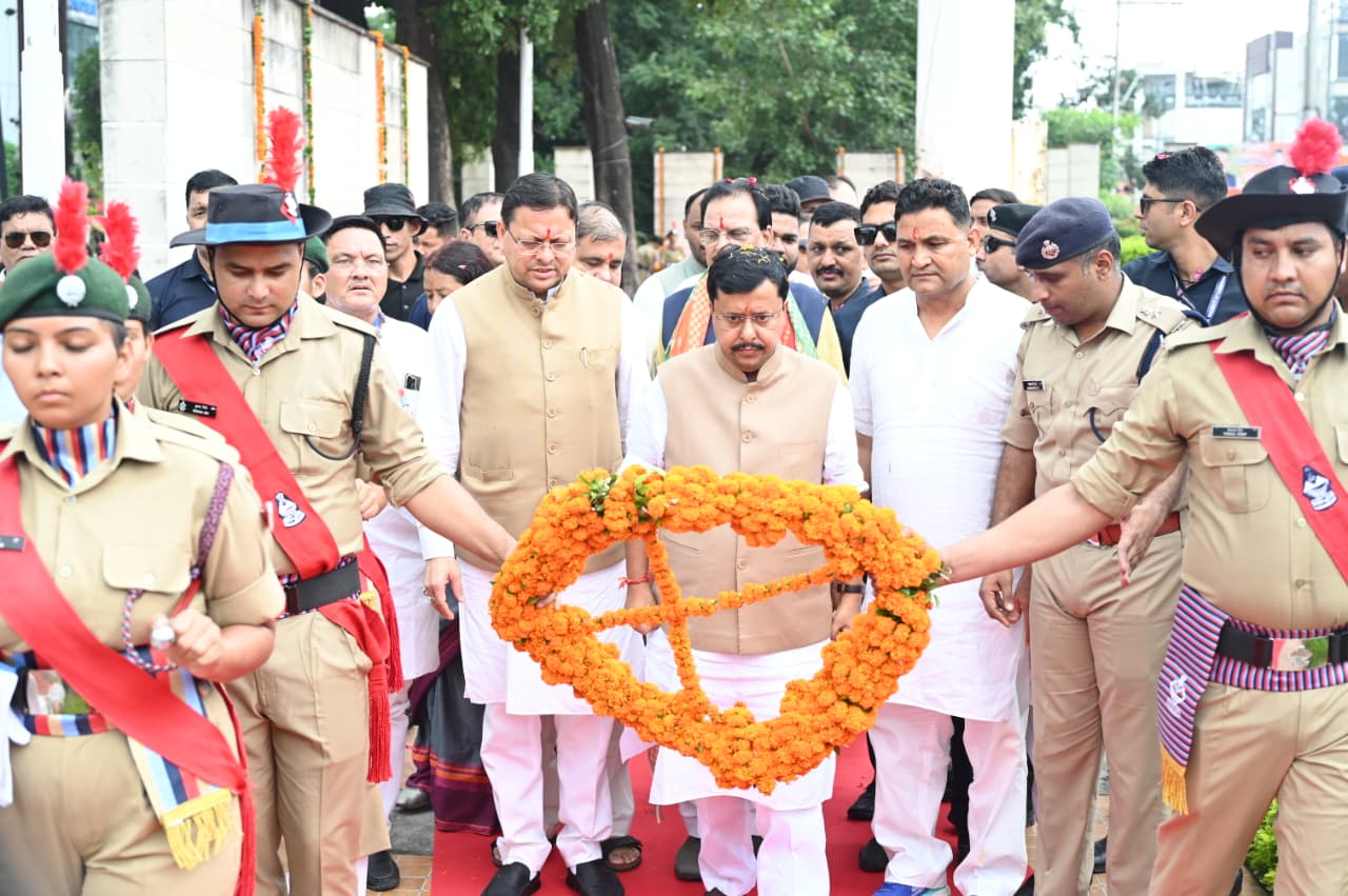 सीएम धामी ने हल्द्वानी स्थित शहीद स्मारक पहुंचकर अमर शहीदों को किया नमन 