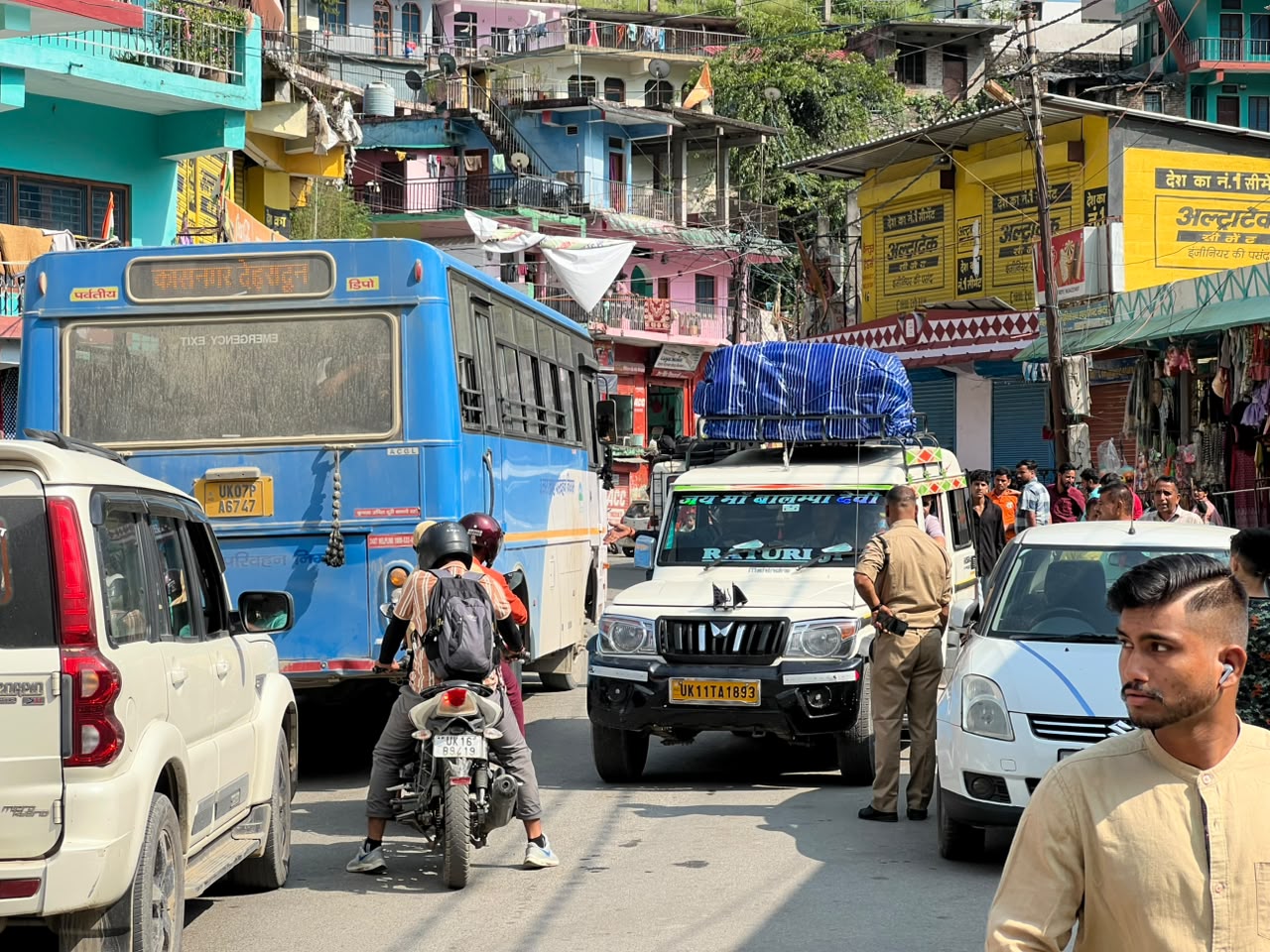 नैनबाग बाजार में आए दिन लग रहा जाम, पार्किंग की समस्या बनी मुख्य वजह