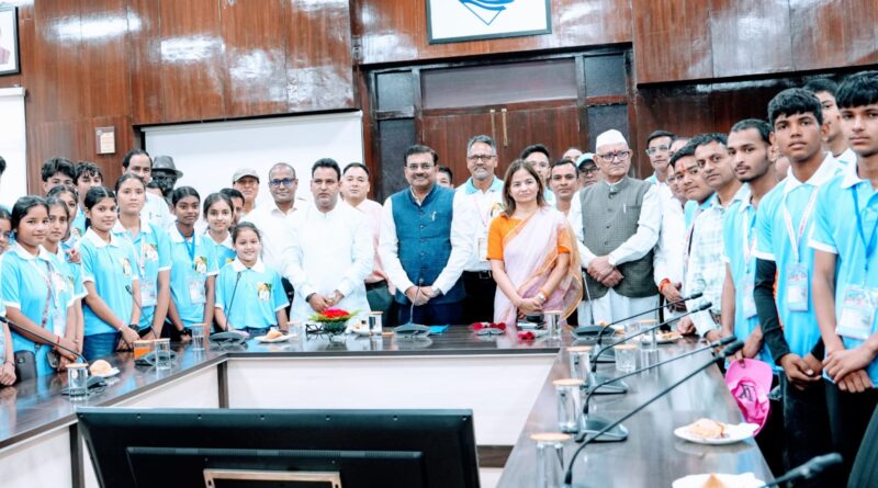 देवप्रयाग विधानसभा क्षेत्र के टॉपर विद्यार्थियों ने मुख्य सचिव से की मुलाकात
