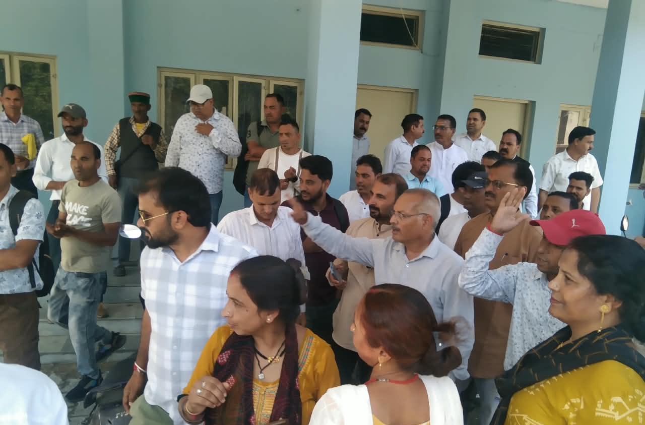 ​डिजिटल हाजिरी और खराब नेटवर्क से परेशान ग्राम प्रधानों का प्रदर्शन, डुंडा ब्लॉक पर जड़ा ताला 