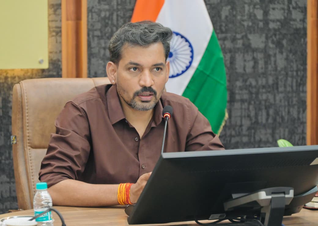 रेयर डिजीज से पीड़ित बच्चों के उपचार हेतु डीएम की पहल; 10 बच्चों के उपचार को जिला प्रशासन ने दिए रू0 9.60 लाख