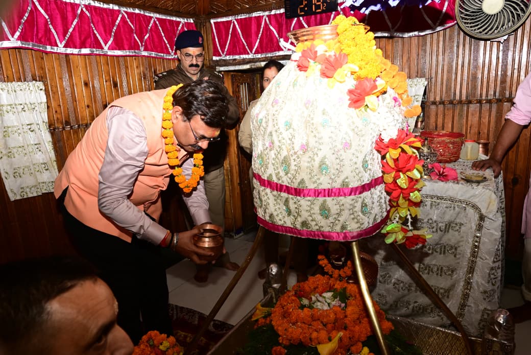 मुख्य सचिव आनंद बर्धन ने गंगोत्री धाम में की पूजा-अर्चना, व्यवस्थाओं का लिया जायजा 