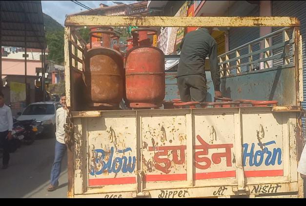 नैनबाग में मसूरी इडियन गैस एजेंसी द्वारा गैस वितरण व्यवस्था पर उठे सवाल, पूर्ति विभाग ने एजेंसी को नोटिस देने की बात कही 