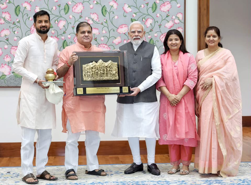 पीएम मोदी से मिलकर भट्ट ने दिया पुत्र के विवाह का निमंत्रण