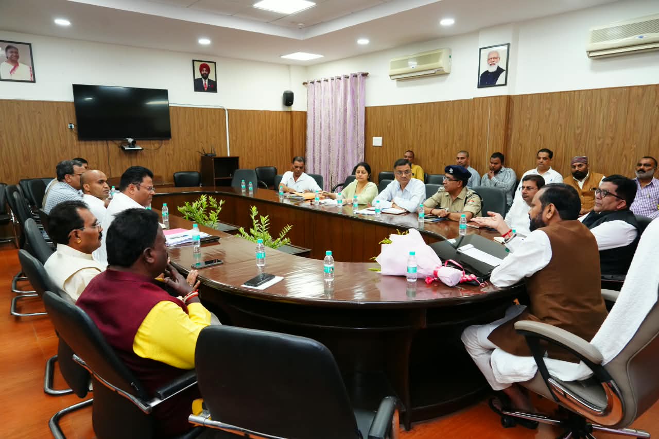 सफाई कर्मचारियों के अधिकारों एवं कल्याणकारी योजनाओं के प्रभावी क्रियान्वयन को लेकर आयोग के अध्यक्ष ने की समीक्षा बैठक