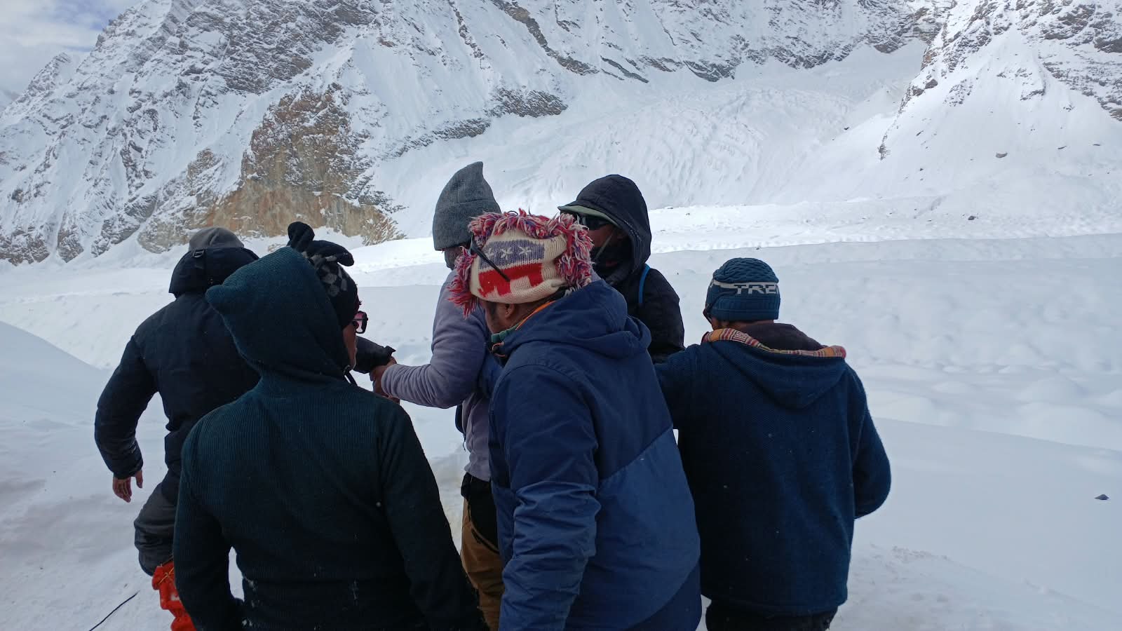 जनपद उत्तरकाशी के कालिंदी ट्रैक पर व्यापक रेस्क्यू अभियान सफलतापूर्वक पूर्ण, 67 ट्रेकर्स का सकुशल रेस्क्यू