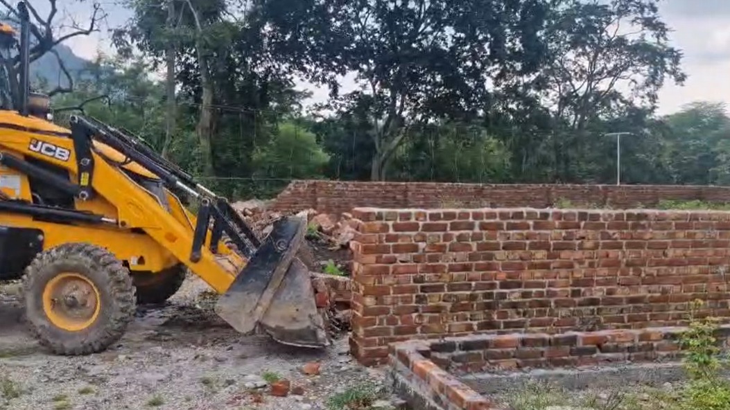गड़ूल सूर्यधार में 150 बीघा अवैध भू-विन्यास पर एमडीडीए का शिकंजा, ध्वस्तीकरण की कार्रवाई