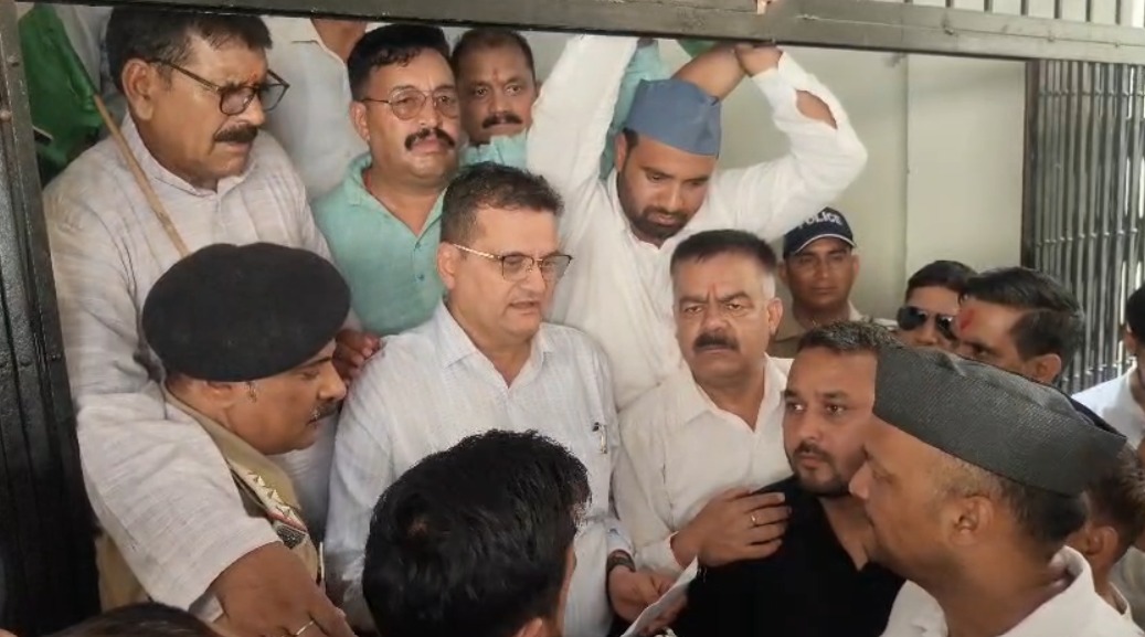 जिला अस्पताल की बदहाल स्वास्थ्य सेवाओं पर भड़की कांग्रेस, सीएमओ कार्यालय में तालाबंदी का किया प्रयास, दी आंदोलन की चेतावनी