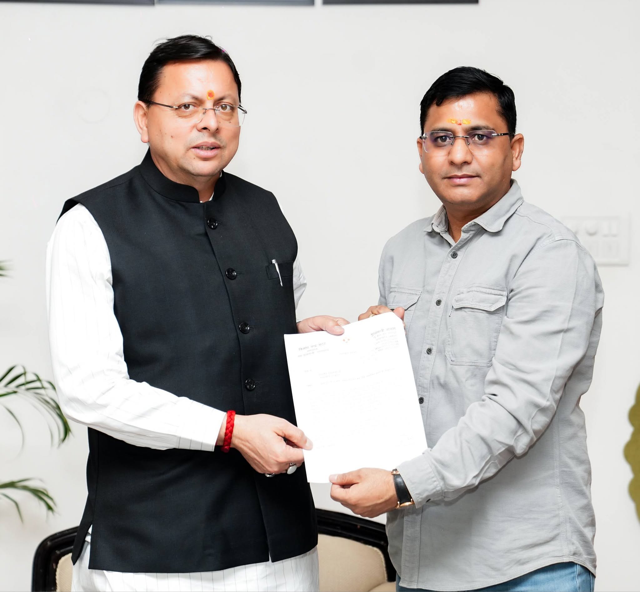 किशोर भट्ट ने CM धामी से की मुलाकात, गाजणा-कमद से देहरादून के लिए सीधी रोडवेज बस सेवा शुरू करने की उठाई मांग 