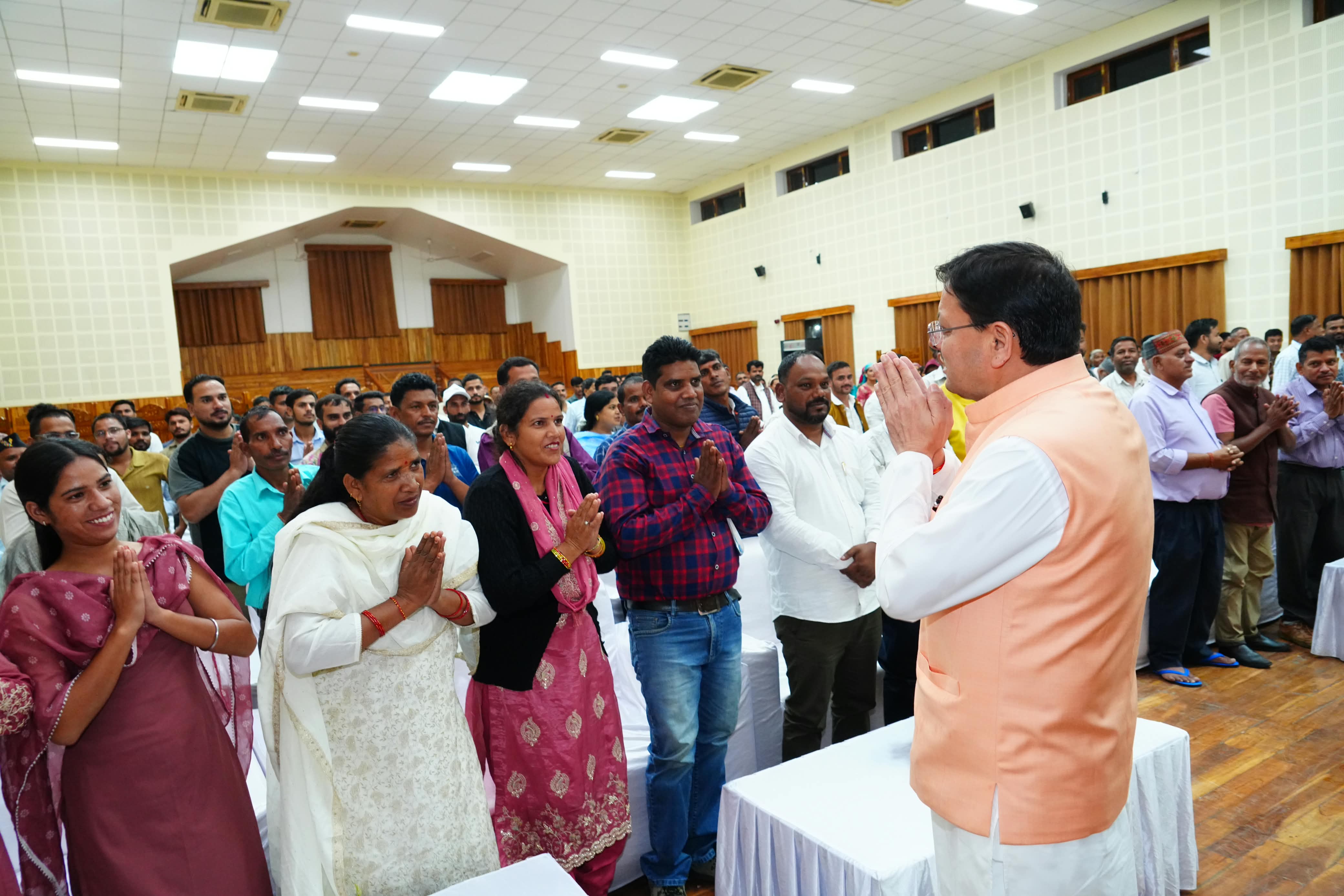 सीएम धामी ने मुख्य सेवक सदन में अनुसूचित जाति एवं अनुसूचित जनजाति समुदाय के लोगों से किया संवाद