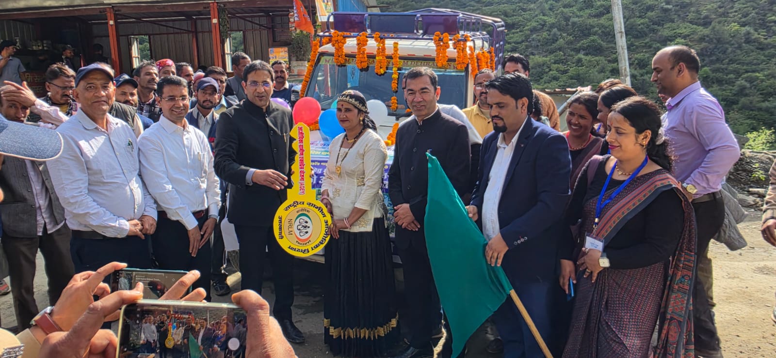 *बर्नीगाड़ में आजीविका संवर्धन की पहल: मुख्यमंत्री ने AGEY योजना के लाभार्थियों को सौंपी वाहन की चाबियां