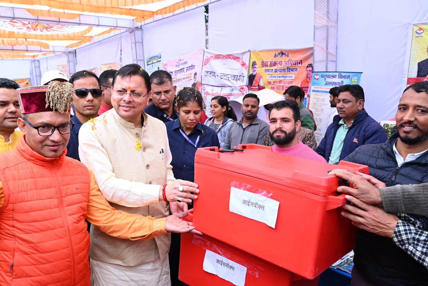 *बर्नीगाड़ में मत्स्य पालकों को मिली सौगात, सीएम धामी ने बांटे आइस बॉक्स और डीप फ्रीजर*