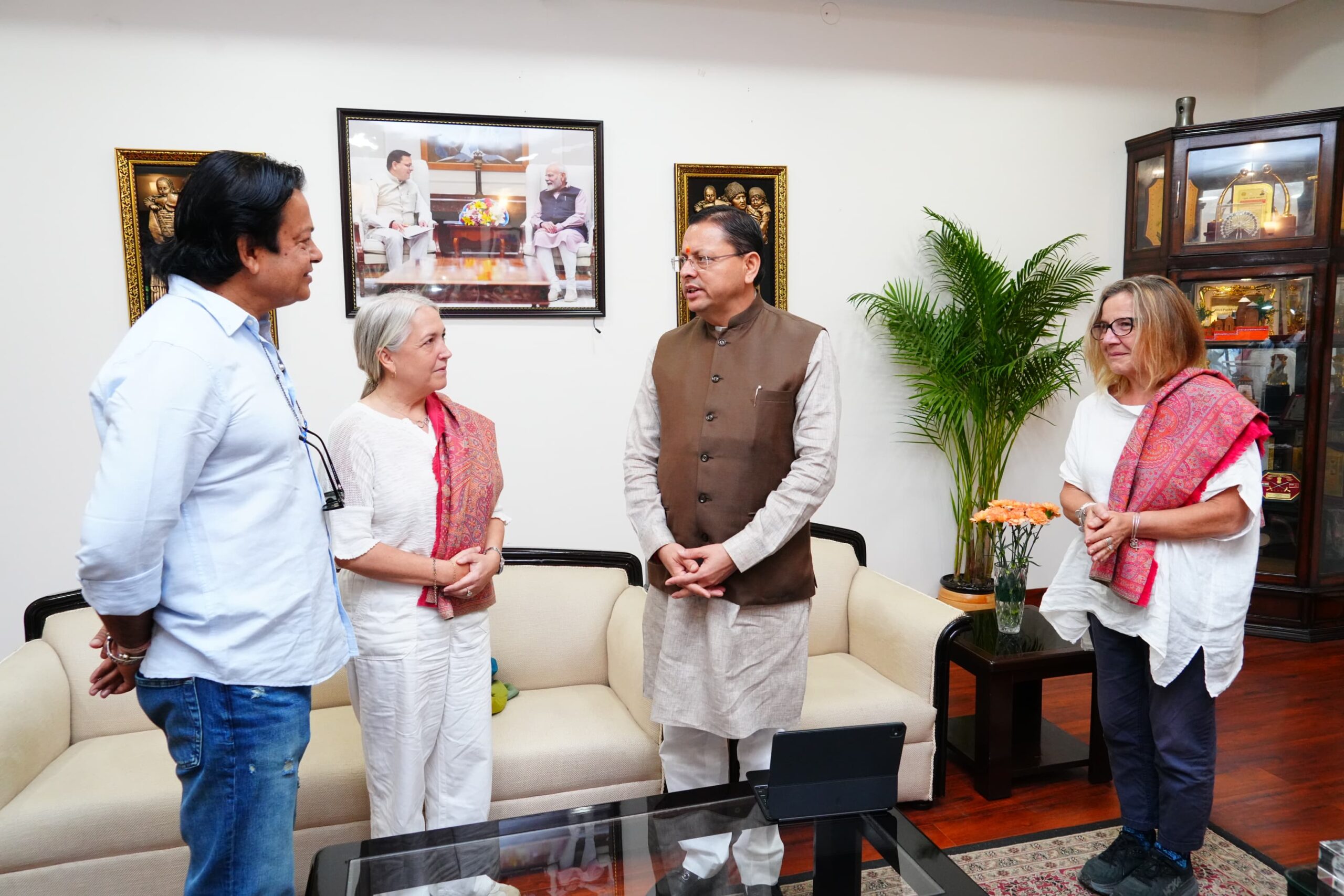 मुख्यमंत्री पुष्कर सिंह धामी से अंतरराष्ट्रीय फिल्म निर्माताओं के प्रतिनिधिमंडल ने की भेंट