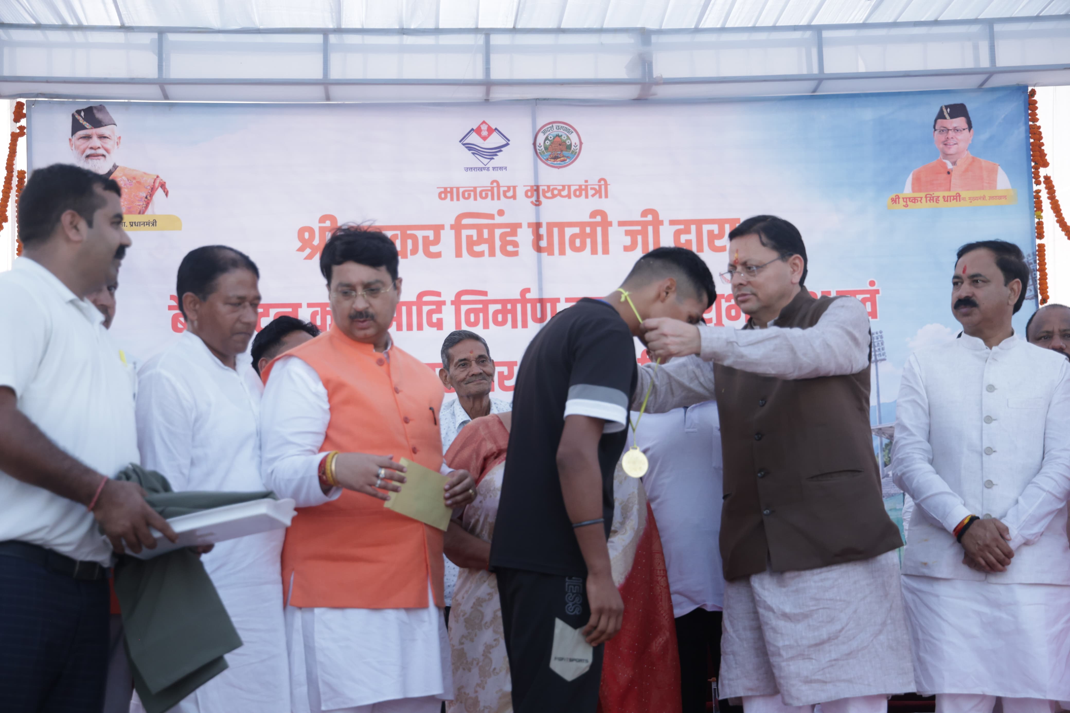 मुख्यमंत्री पुष्कर सिंह धामी ने बनबसा मिनी स्टेडियम में बैडमिंटन कोर्ट सहित विभिन्न विकास कार्यों का किया शुभारंभ एवं शिलान्यास