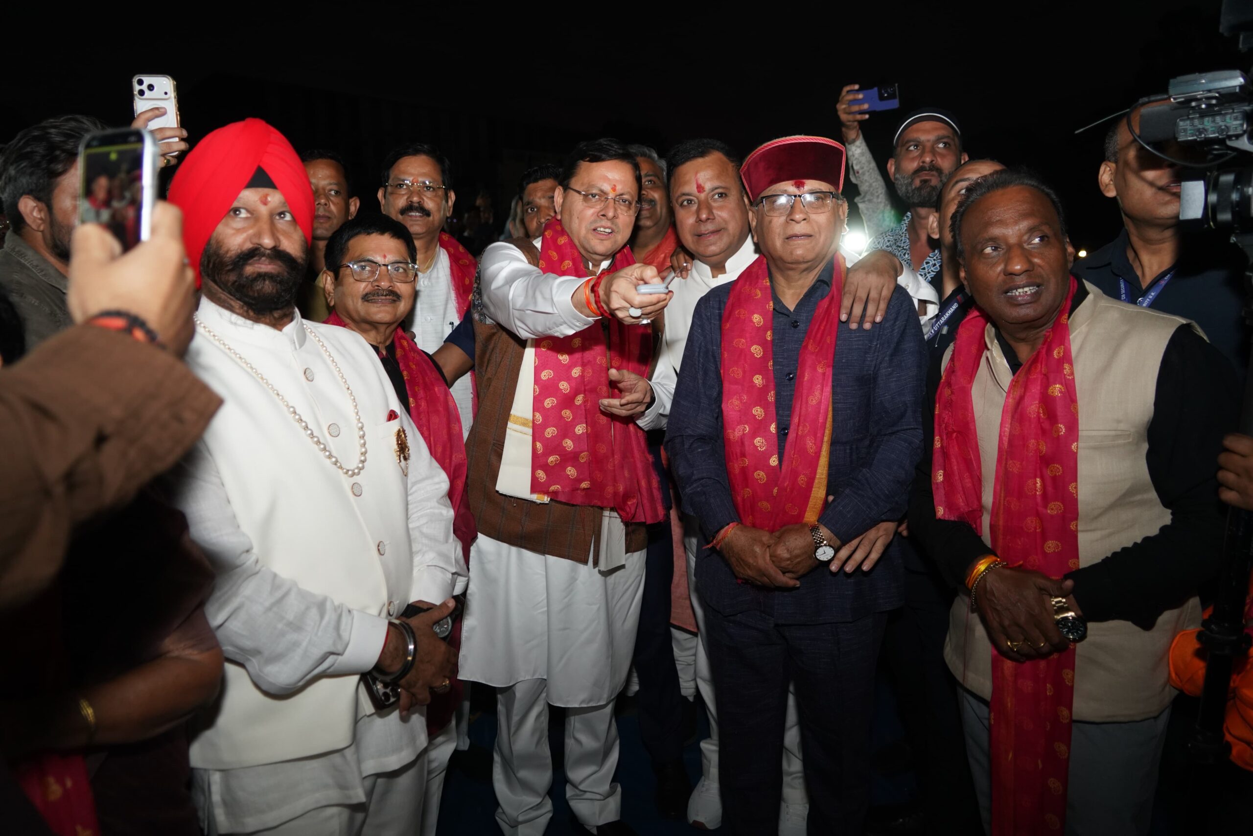 मुख्यमंत्री पुष्कर सिंह धामी बन्नू बिरादरी द्वारा परेड ग्राउंड, देहरादून में आयोजित दशहरा महोत्सव में हुए शामिल