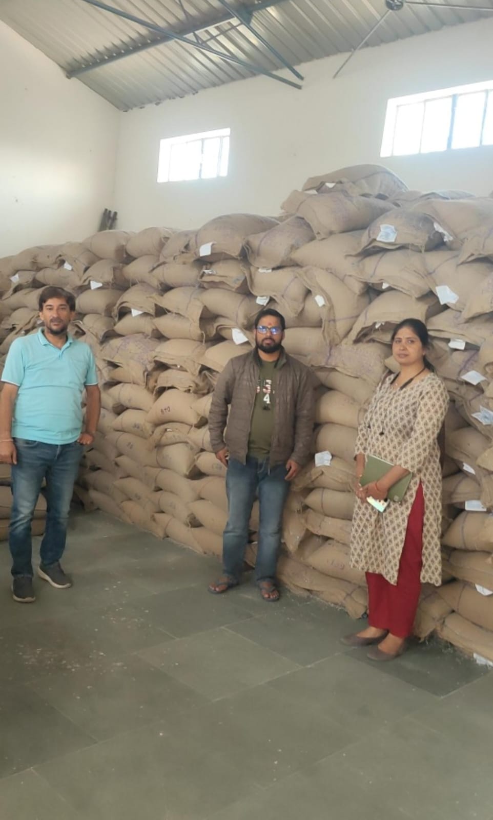जौनपुर के कैम्पटी और नैनबाग में पूर्ति विभाग का औचक निरीक्षण, दो राशन दुकानों को नोटिस जारी करने के निर्देश