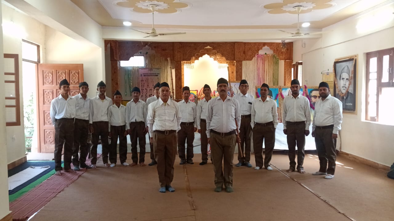 डामटा में विजयादशमी उत्सव एवं राष्ट्रीय स्वयंसेवक संघ की 101वीं वर्षगांठ पर एकत्रीकरण एवं शस्त्र पूजन