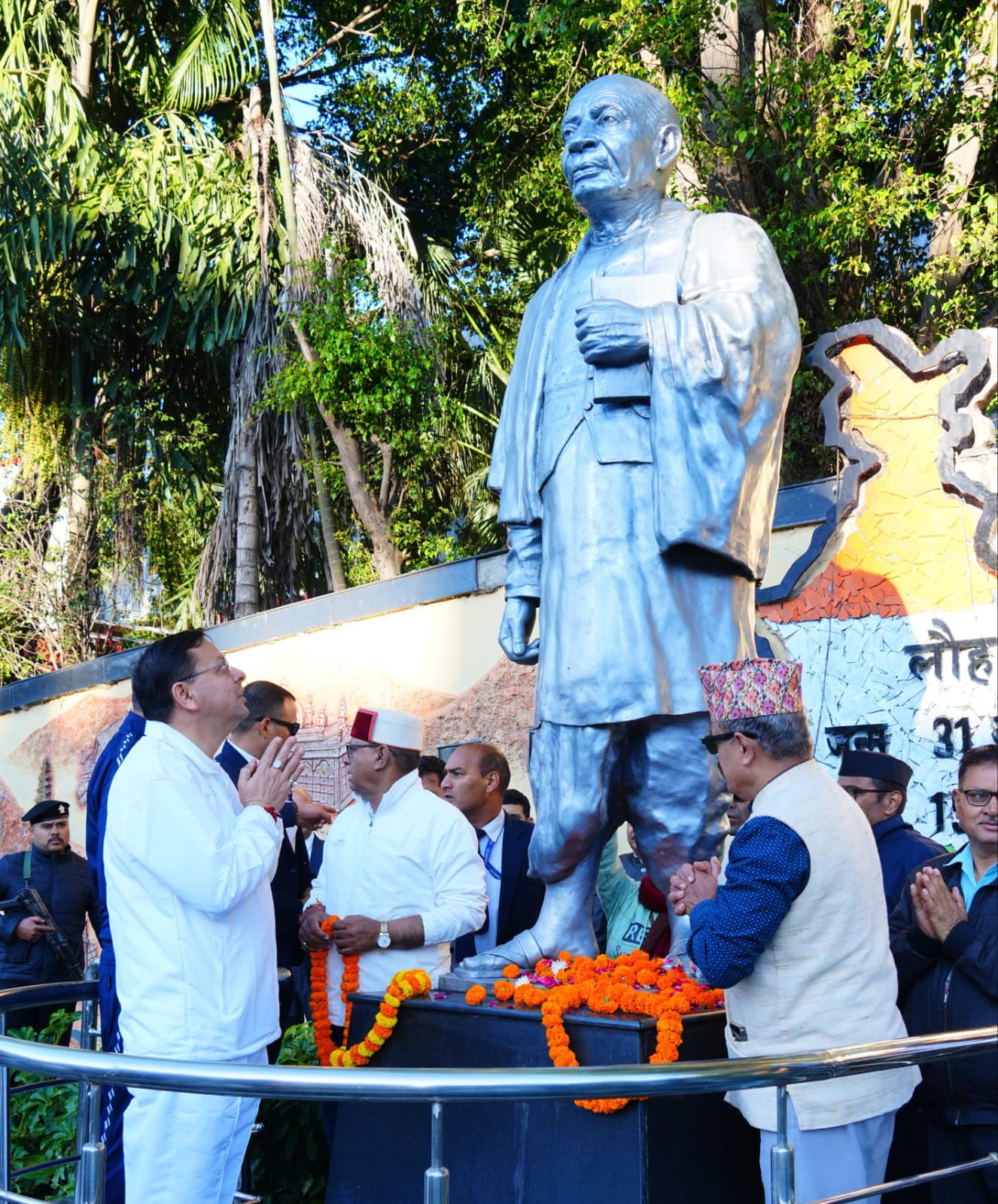 मुख्यमंत्री ने सरदार वल्लभभाई पटेल की प्रतिमा पर पुष्पांजलि अर्पित कर दी श्रद्धांजलि