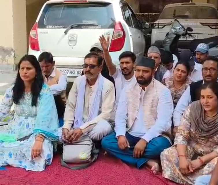 ज़िला अस्पताल में डॉक्टरों की कमी पर कांग्रेस का धरना, UKD का मिला समर्थन
