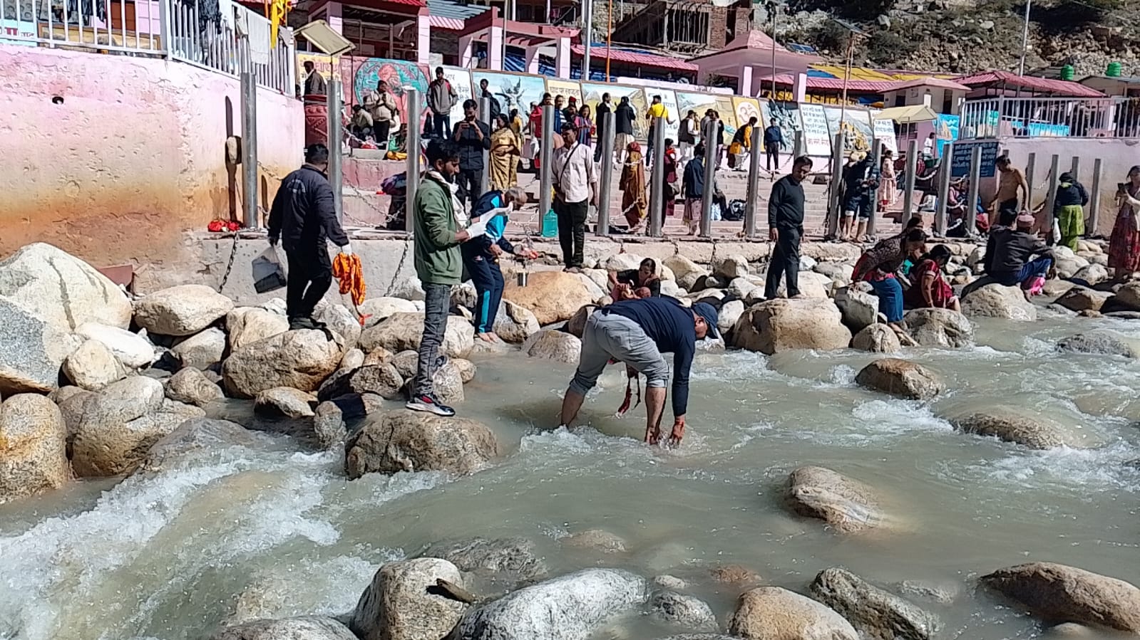 गंगोत्री धाम में स्वच्छता ही सेवा अभियान के तहत विशेष सफाई अभियान 