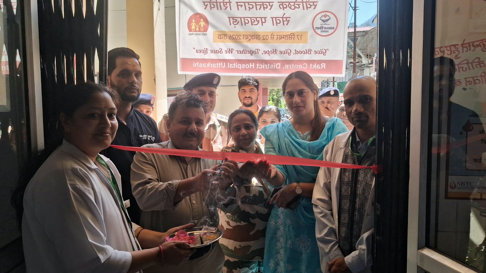 विश्व रक्तदान दिवस के अवसर पर जिला चिकित्सालय उत्तरकाशी में रक्तदान शिविर 