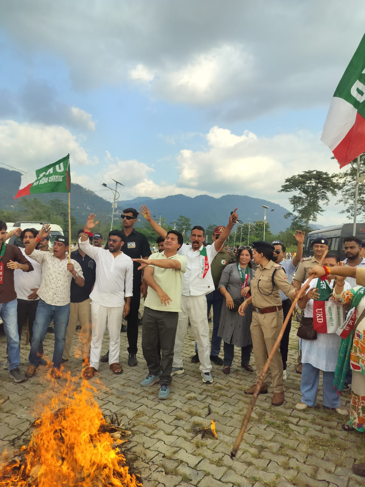 रायपुर स्टेडियम में हरियाणवी गायक मासूम शर्मा के कार्यक्रम का उक्रांद ने किया विरोध, स्थानीय कलाकारों को मंच देने की मांग 