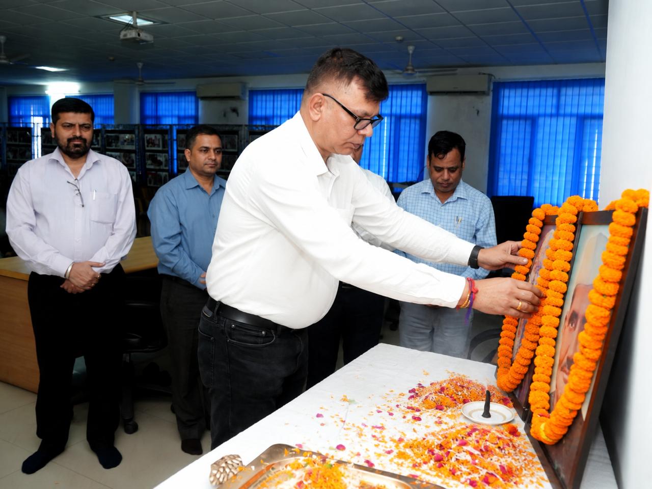 सूचना एवं लोकसंपर्क विभाग में गांधी-शास्त्री जयंती पर महापुरुषों को किया नमन