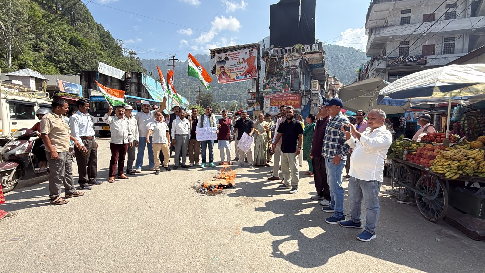 ​काली पट्टी बांध सड़कों पर उतरे कांग्रेसी, केंद्रीय चुनाव आयुक्त के इस्तीफे की मांग को लेकर किया प्रदर्शन 
