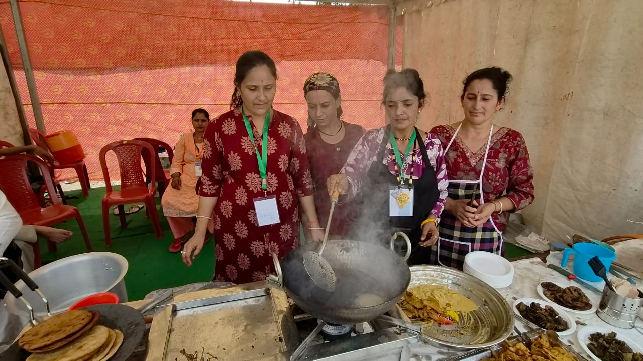 सरस फूड फेस्टिवल में बिखरी उत्तरकाशी की पहाड़ी खुशबू, मोरी की सेब चटनी बनी आकर्षण का केंद्र