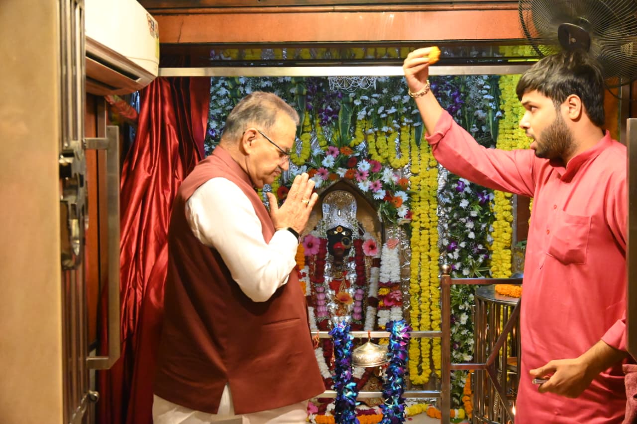 कैबिनेट मंत्री गणेश जोशी ने शारदीय नवरात्रि के प्रथम दिवस डाट काली मंदिर पहुंचकर मां काली का मां काली का लिया आशीर्वाद