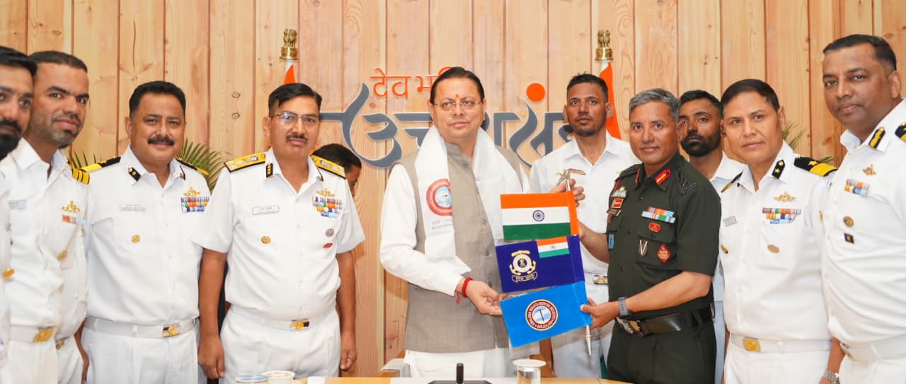 माउंट मुकुट ईस्ट का ऐतिहासिक आरोहण कर लौटे भारतीय तटरक्षक बल एवं एचएमआई के संयुक्त अभियान दल का सीएम धामी ने किया फ्लैग-इन