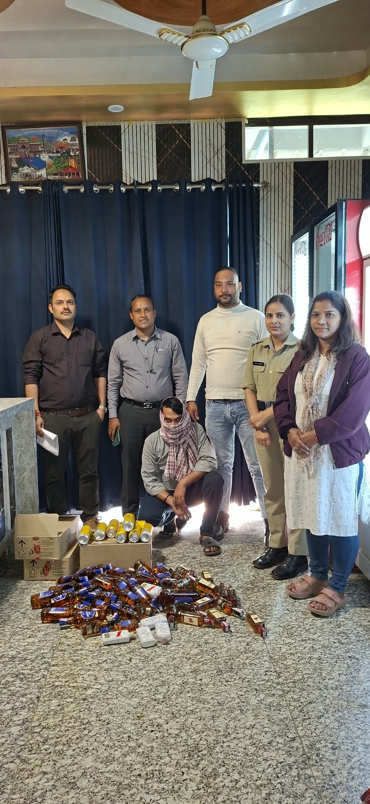 डोईवाला के नकरौंदा स्थित होटल/होमस्टे में आबकारी विभाग की छापेमारी, शराब बरामद, एक गिरफ्तार