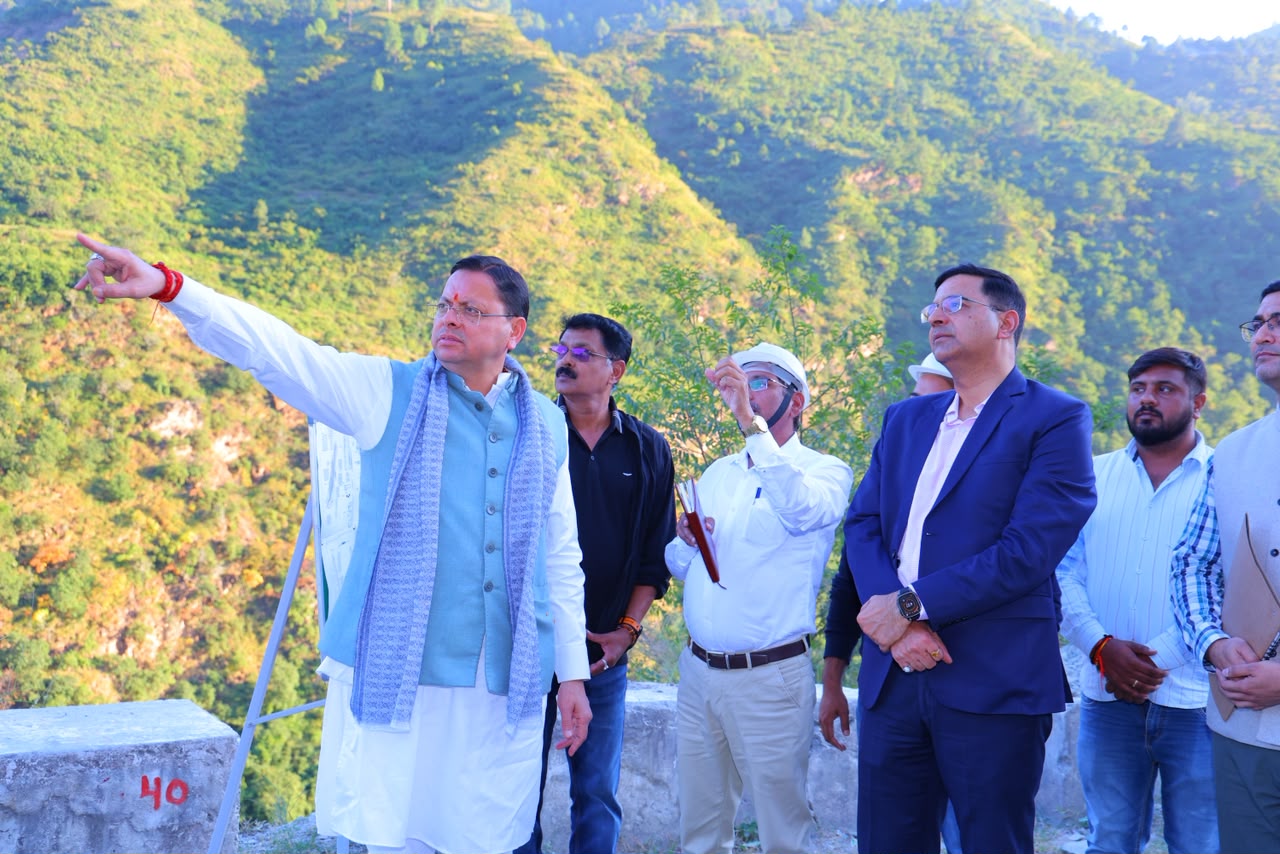 मुख्यमंत्री पुष्कर सिंह धामी ने श्रीनगर-देवप्रयाग राष्ट्रीय राजमार्ग पर पहाड़ी के उपचारात्मक कार्यों का किया निरीक्षण