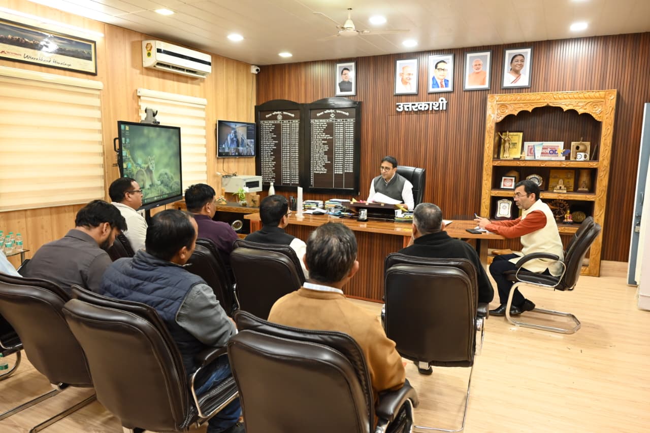 सिंगल यूज़ प्लास्टिक पर रोक और सार्वजनिक स्थानों पर कूड़ा फैलाने वालों पर कार्यवाही करने के निर्देश 