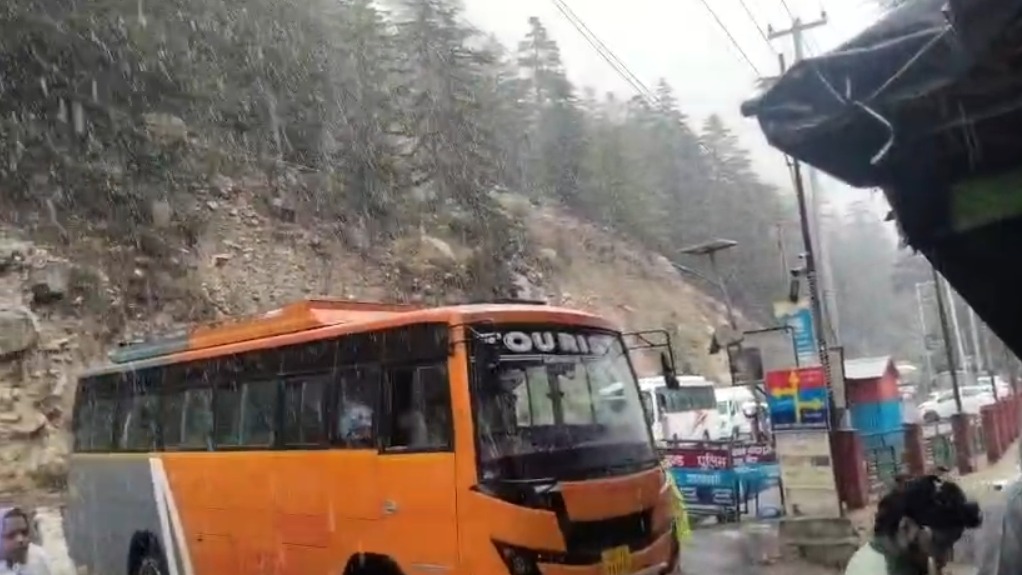 गंगोत्री धाम में सीजन की पहली भारी बर्फबारी शुरू, निचले इलाकों में वर्षा से बढ़ी ठंड 